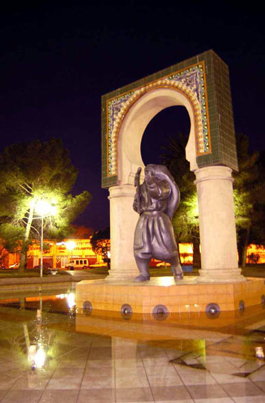 Monumento al �rabe - Autor: Gustavo Lobos