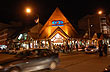 Centro nocturno concurrido - Photo: Eduardo Epifanio