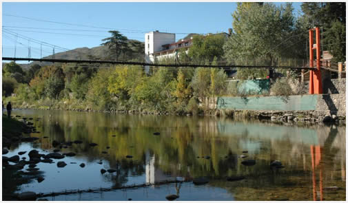 El río y el puente colgante, una postal típica de la zona.