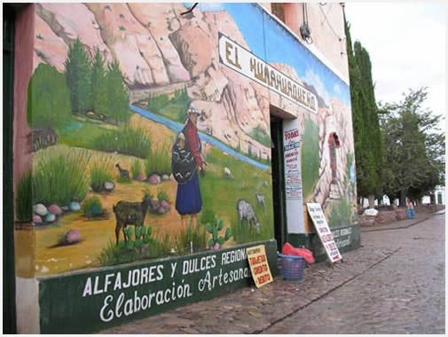Una de las paredes típicas de la ciudad donde se refleja el espíritu de la puna.