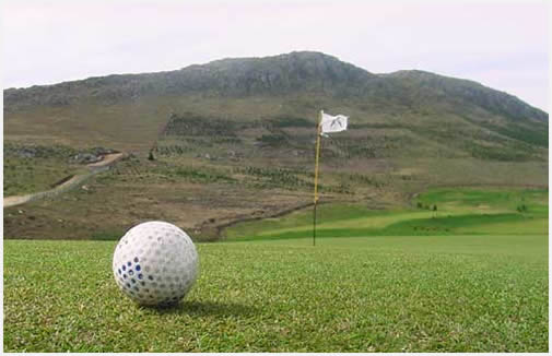 El golf es la excusa perfecta para llenarse de verde y de sierras.
