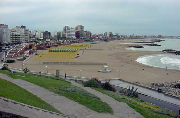 Desierta como muestra la foto, la ciudad Feliz toda para vos. Eso sí, mate en mano o café en termo, no dependas de nadie porque no habrá nadie.