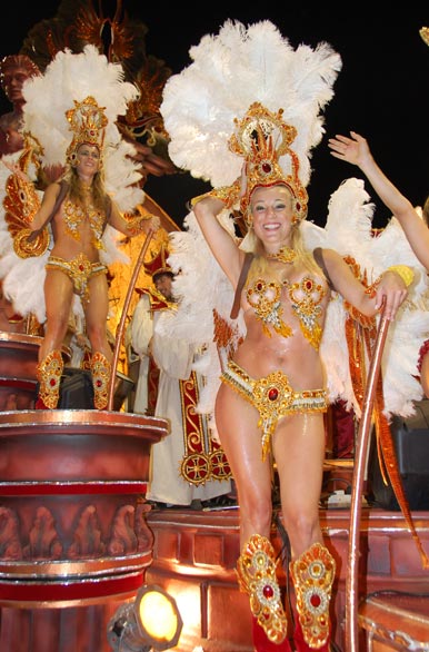 Dancers on the float - Author: Jorge Gonz�lez