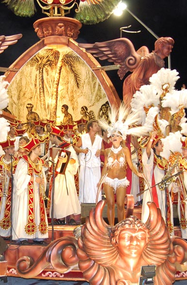 Mar�-Mar� float of musicians - Author: Jorge Gonz�lez