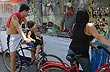 Pedaleando en la Feria de artesan�as - Foto: Pablo Etchevers