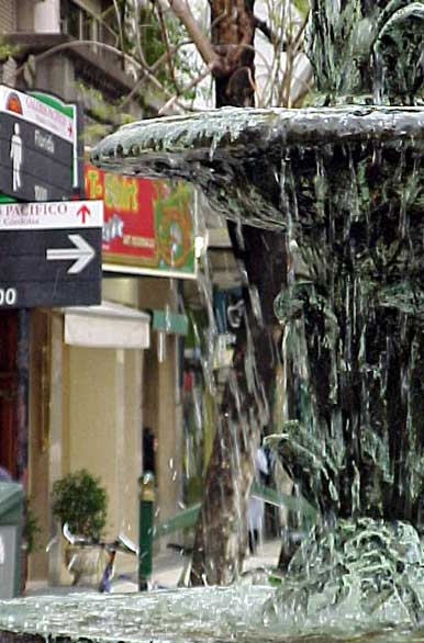 Fuente en calle Florida - Author: Santiago Gaudio