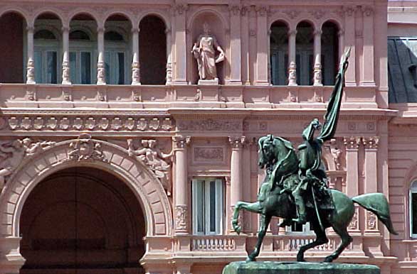 General Belgrano y la Casa de Gobierno - Author: Santiago Gaudio