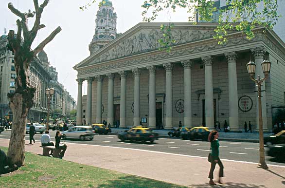 Cathedral's façade - Mayo Square