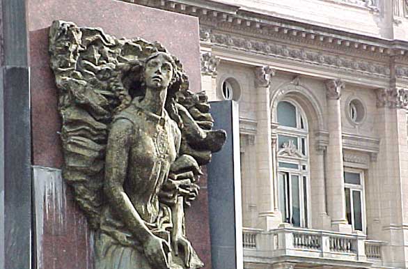 Estatua - Teatro Col�n - Author: Santiago Gaudio