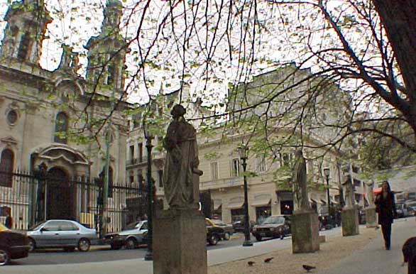 Estatuas frente a la Bas�lica de San Francisco - Author: Santiago Gaudio