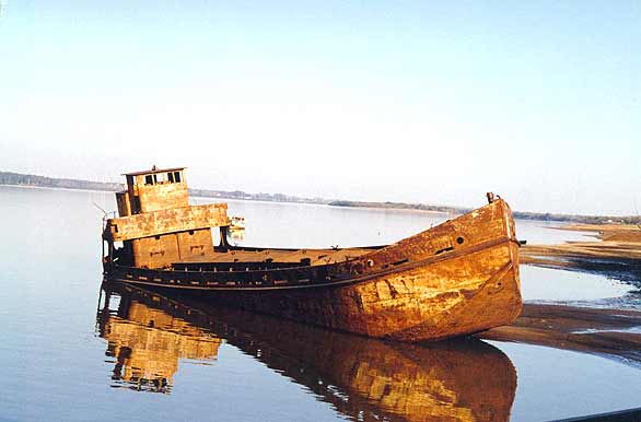 Aground on the shores of the Uruguay River - Author: Secretar�a de Turismo Municipalidad de Col�n