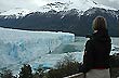 Contemplando el glaciar - Foto: Jorge Gonz�lez