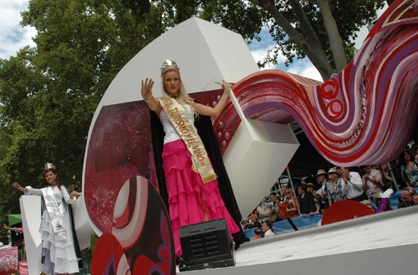 Mostrando las reinas - Autor: Pablo Etchevers
