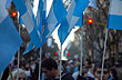 Multitud embanderada - Photo: Pablo Etchevers
