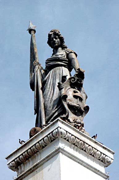 Estatua de la Madre Patria en la Plaza Mitre