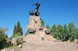 Brass monument over rock pedestal - Photo: Jorge Gonz�lez