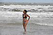 Sola en la playa - Photo: Jorge Gonz�lez