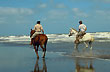 Cabalgando en la playa - Photo: Cristina Sabaliauskas - Welcomeargentina.com