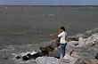 Pescando en el puerto - Foto: Jorge Gonz�lez