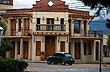 Frente a la plaza - Photo: Eduardo Epifanio