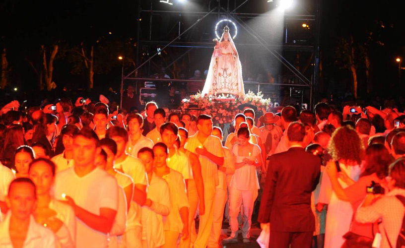 The Virgin is carried on the stilts by the crowd