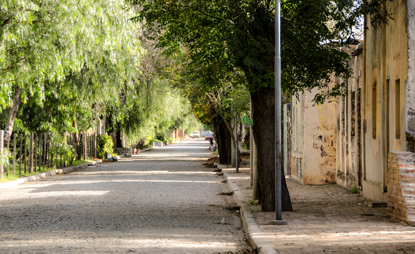 Calle mercedina que hace 100 años era adoquinada