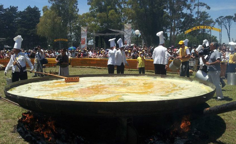 A huge 4-diameter frying-pan