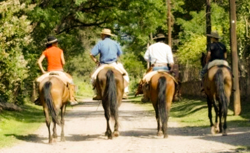Horseback riding with gauchos guides