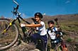 Con la bici al hombro - Foto: Secretar�a de Turismo de Sierra de la Ventana