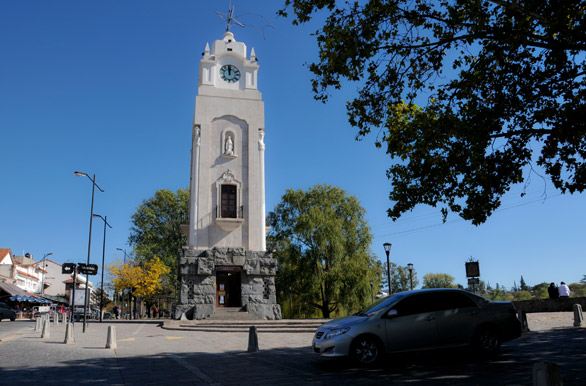 El reloj y la torre que lo alberga, construidos en 1938, Alta Gracia