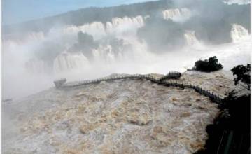 Nunca pasó tanta agua por las Cataratas del Iguazú