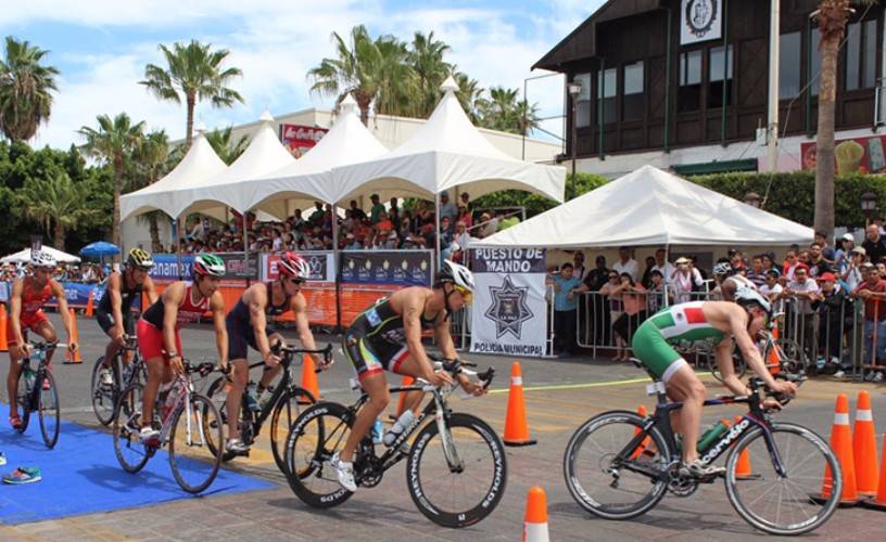 Ciclistas en el Triatlón de La Paz