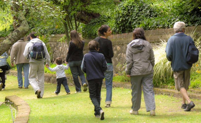 Visitantes en los jardines de El Paraíso