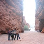 Posando ante un monumento natural, el anfiteatro
