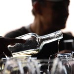 Degustando vino salte�o