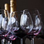 Cristales y vino tinto