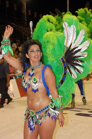 Pasista de la batucada de Mar�-Mar� - Carnaval de Gualeguaych�