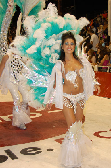 Hermosas mujeres de la Tierra Sin Mal - Carnaval de Gualeguaych�