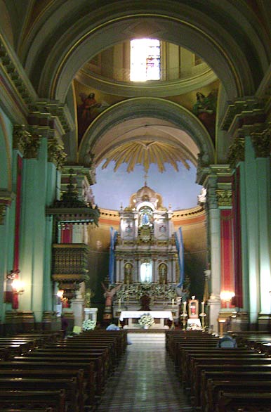 Altar mayor tomado desde la nave central