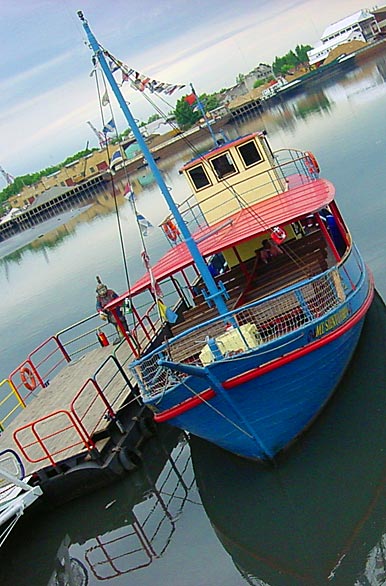 Colorful barge on the <i>Riachuelo</i>