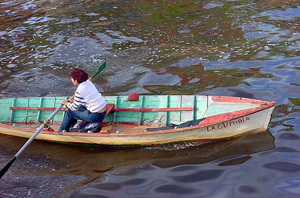 Rowing across the <i>Riachuelo</i>
