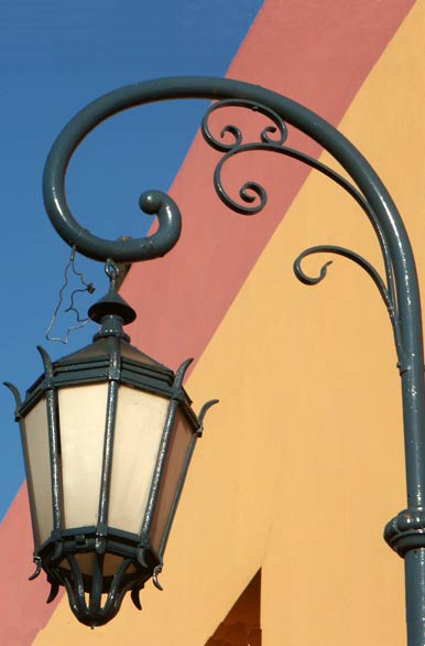 Traditional streetlamp in Caminito