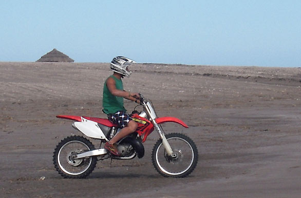 En moto por la playa