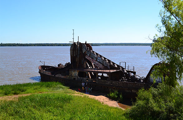 Varado en las costas del río Uruguay