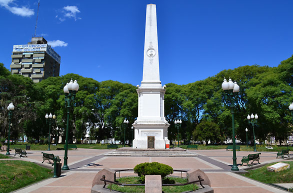 Plaza Ramirez - Obelisco