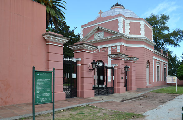 Capilla y entrada lateral del palacio
