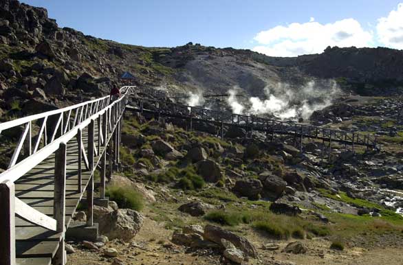 Along the footbridges in Las Maquinitas hot springs