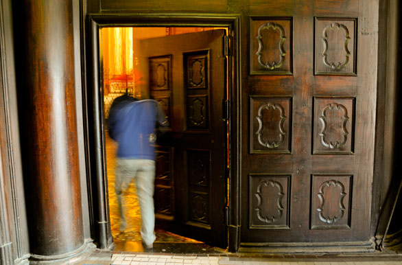 Puertas talladas en cedro misionero, Catedral