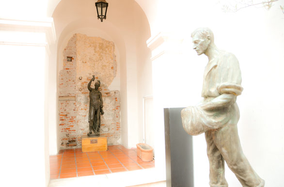 Sculptures inside the <i>Cabildo</i>