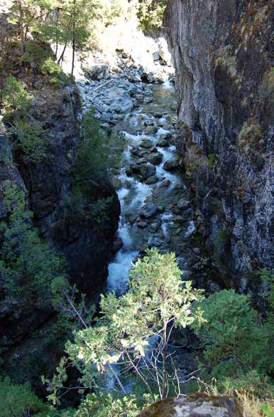The Azul River running between steep walls